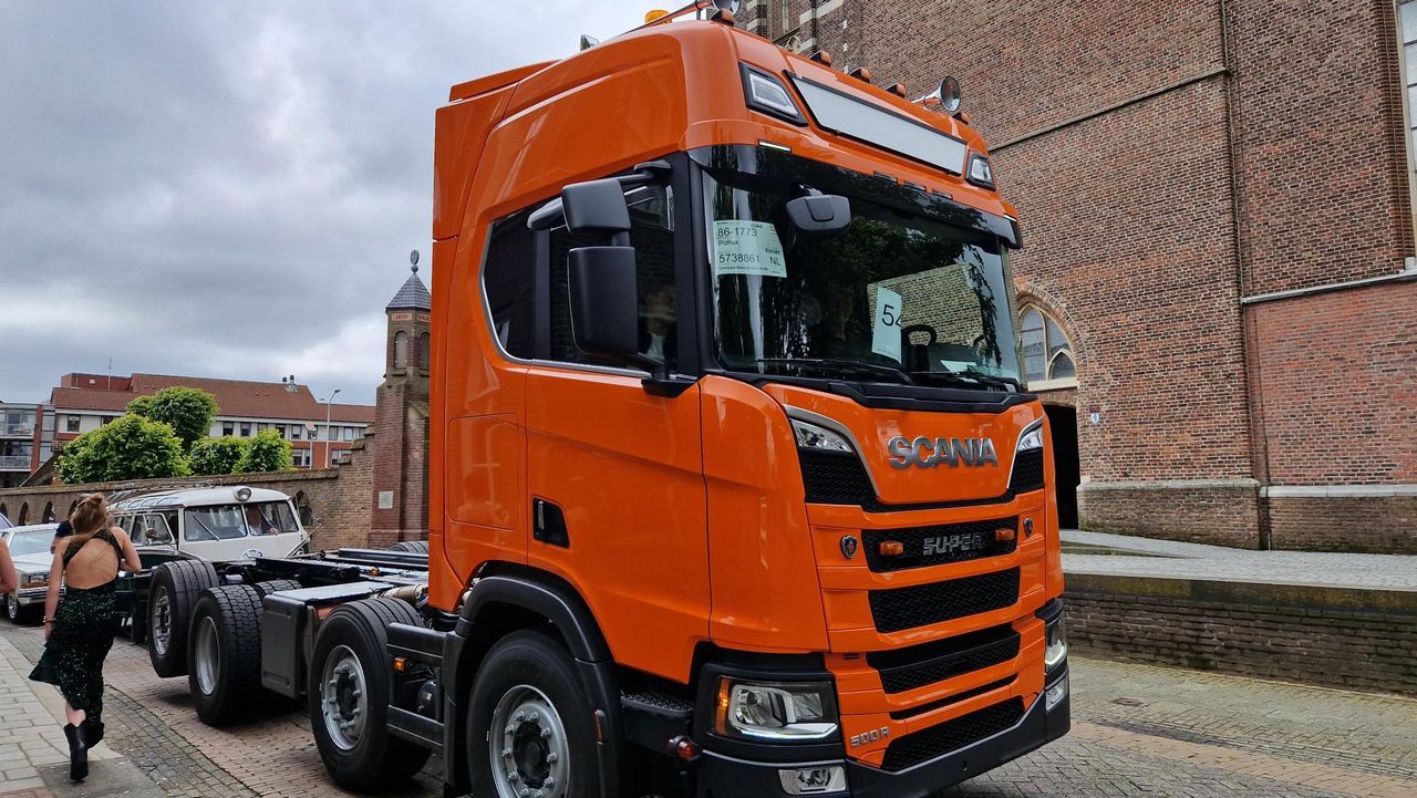 Stijn komt met een vrachtwagen naar school. (foto: Omroep Brabant)