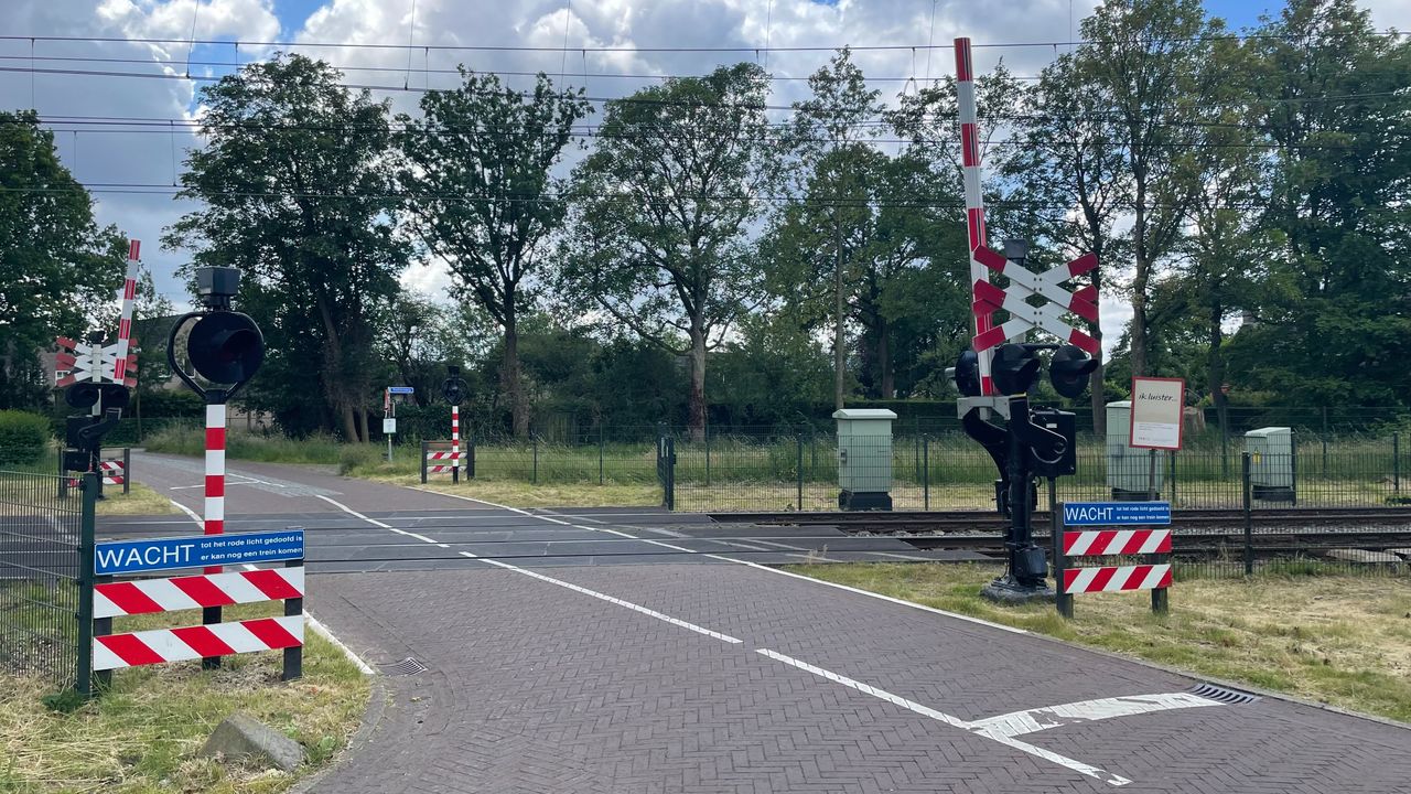 Ook bij een spoorwegovergang verderop zijn zorgen over onveiligheid (Foto: Alice van der Plas)