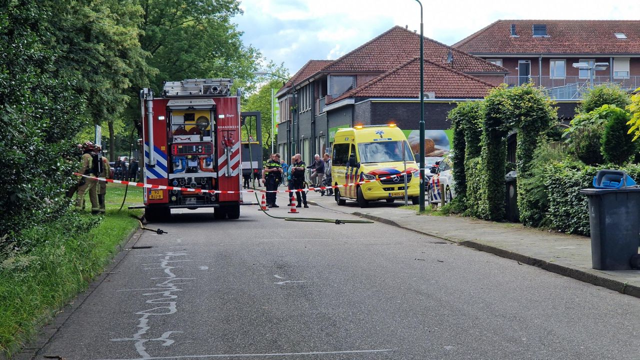 De hulpdiensten zijn aanwezig bij het huis (foto: Omroep Brabant).