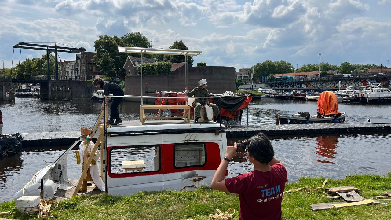 Wind en regen maken de laatste loodjes zwaar voor kunstenaars van de Bosch Parade (foto: Megan Hanegraaf).
