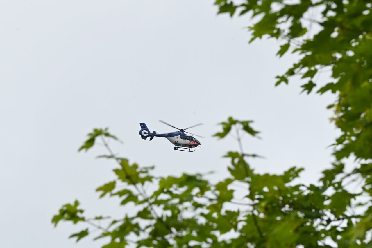 Er is een helikopter ingezet om de man te zoeken (foto: Toby de Kort/SQ Vision).