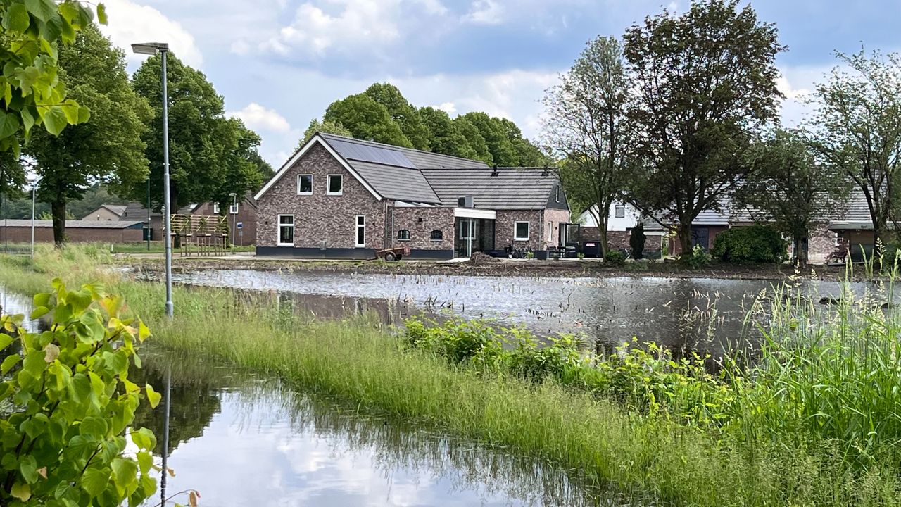 Weilanden lopen over op de wegen in Wintelre. 