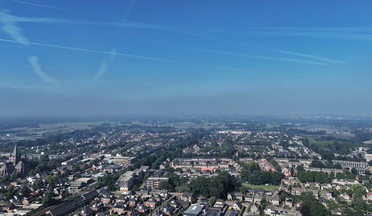 De rook trekt over Tilburg (foto: Toby de Kort/SQ Vision).