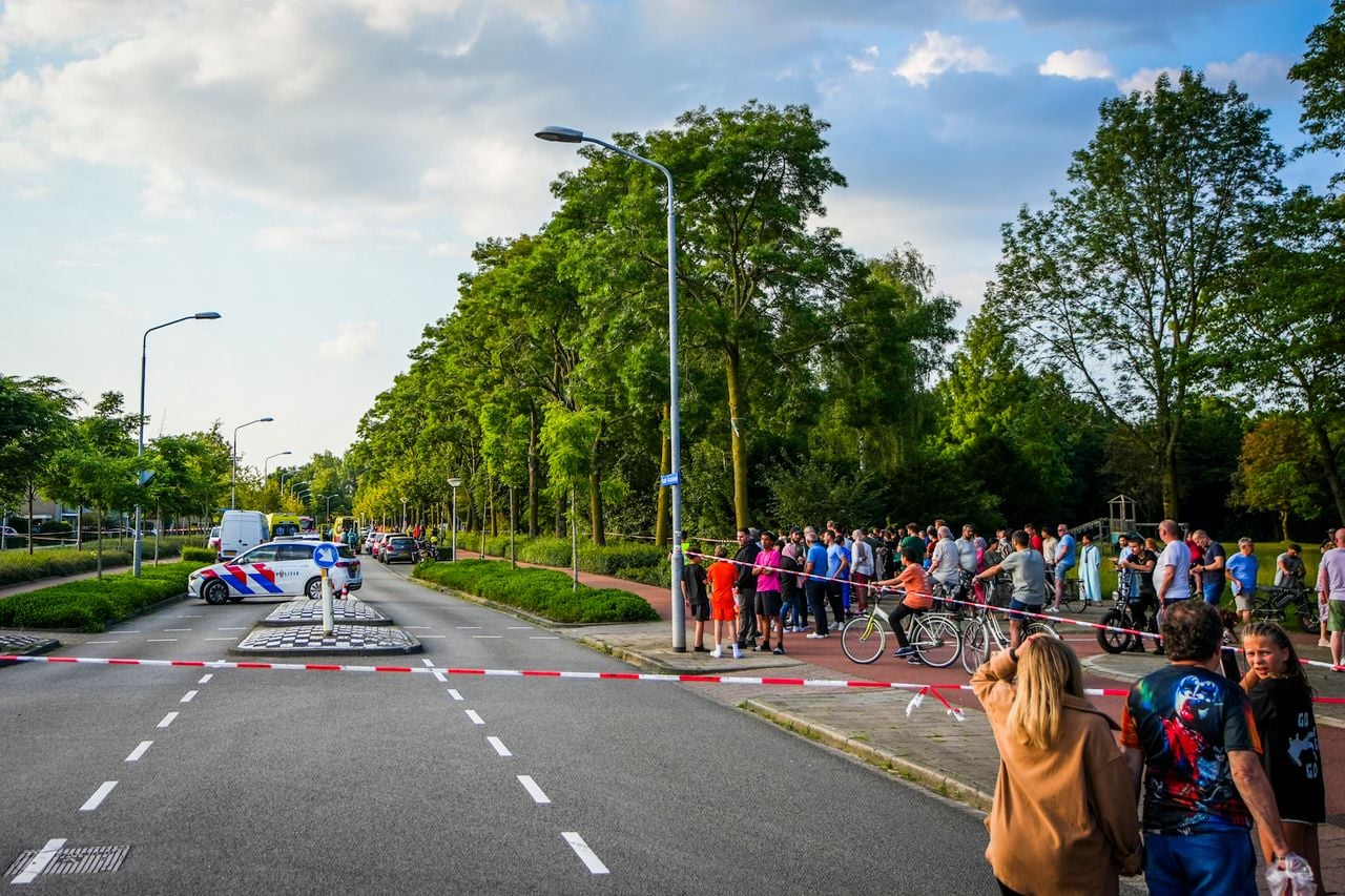 Veel mensen op de Rode Kruislaan (foto: SQ Vision).