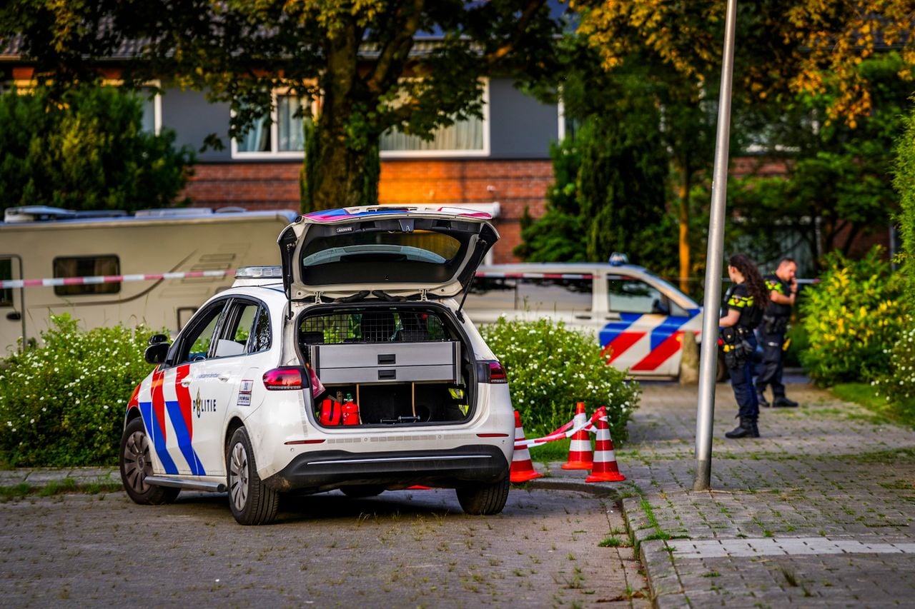 Onderzoek op straat vlakbij de vluchtauto (foto: SQ Vision).