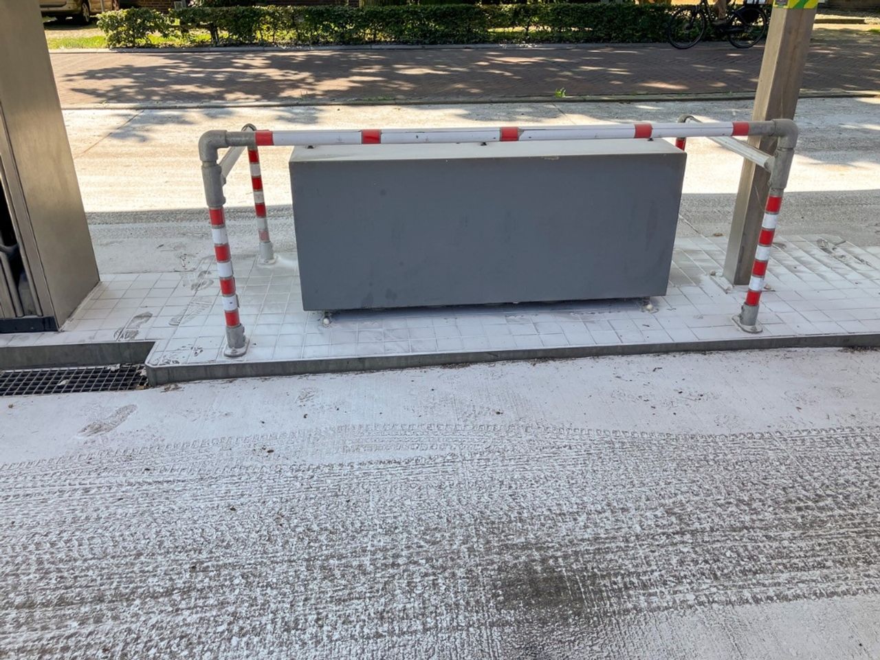 Het tankstation aan de Irenestraat in Overloon was helemaal wit (foto:  Albert Hendriks/De Maasdriehoek).