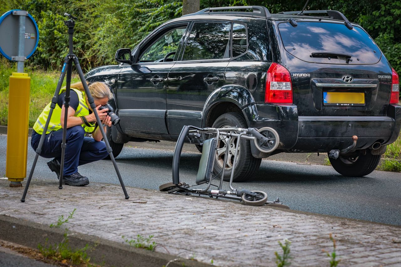 De politie onderzoekt de sporen van het ongeluk (foto: SQ Vision).