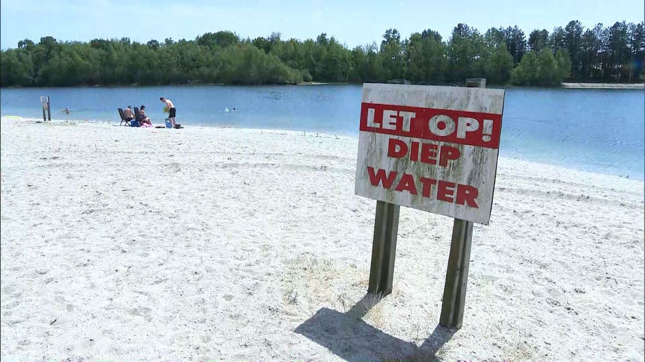 Waarschuwingsbord voor diep water bij camping De Maashorst (archieffoto).