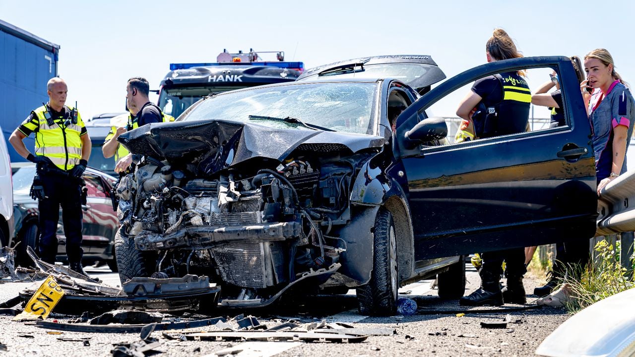 De auto's raakten zwaar beschadigd (foto: Eye4images).