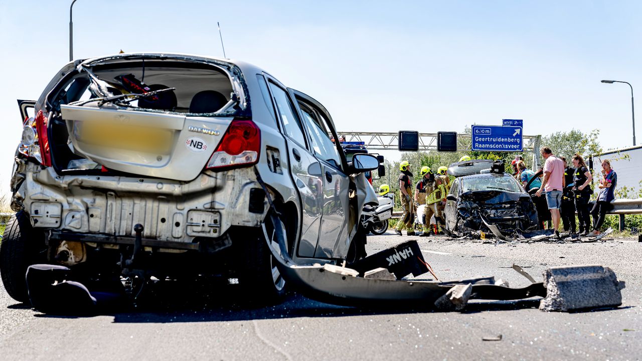 De auto's stonden meters uit elkaar na de botsing (foto: Eye4images).