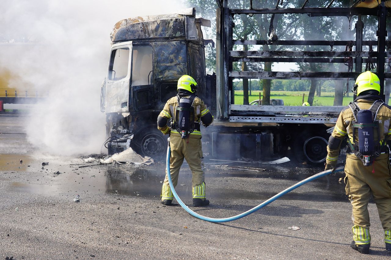 Van de vrachtwagen is niets over. (foto: Jeroen Stuve/SQ Vision).