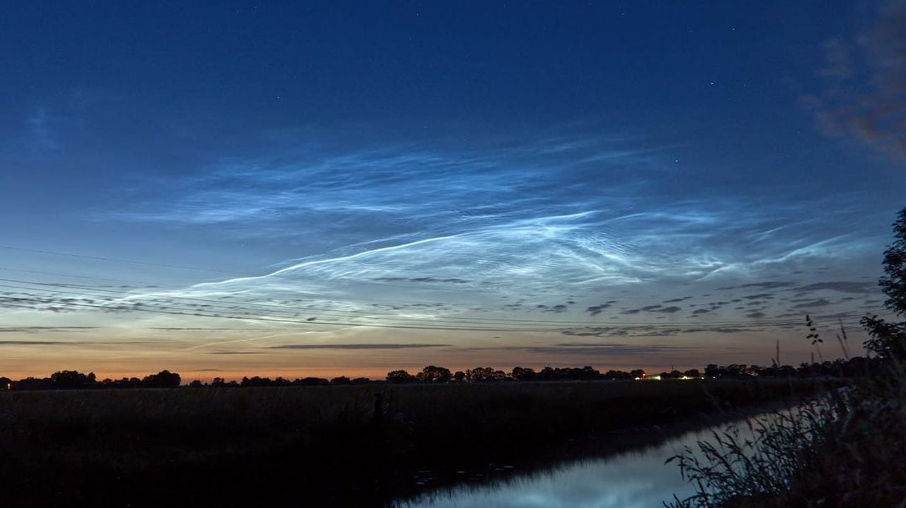 De wolken geven een blauw-zilveren gloed (foto: Frank van der Heijden)