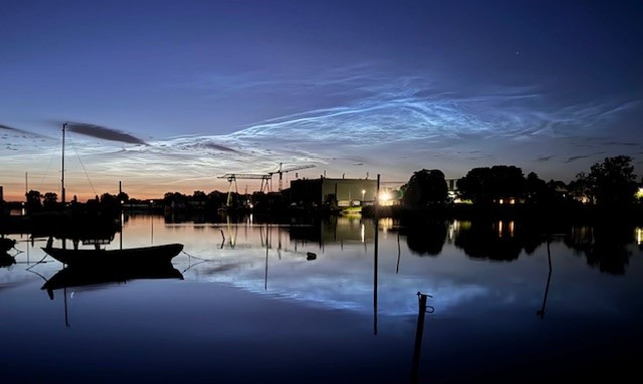 Lichtende wolken boven de afgedamde Maas bij Veen (foto: Coline de Jongh)