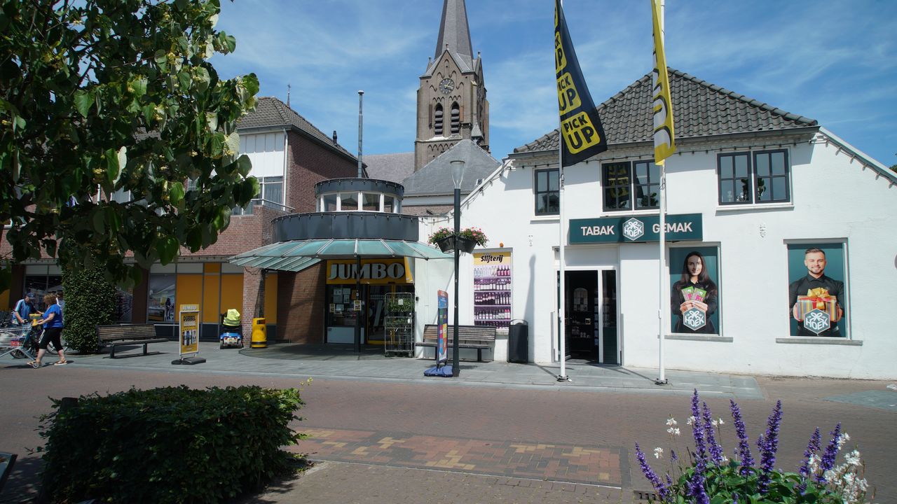 De supermarkt en de tabakspeciaalzaak naast elkaar (foto: Rochelle Moes.).