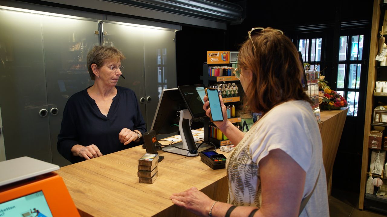 De tabak staat achter verduisterde deuren in de winkel (foto: Rochelle Moes).