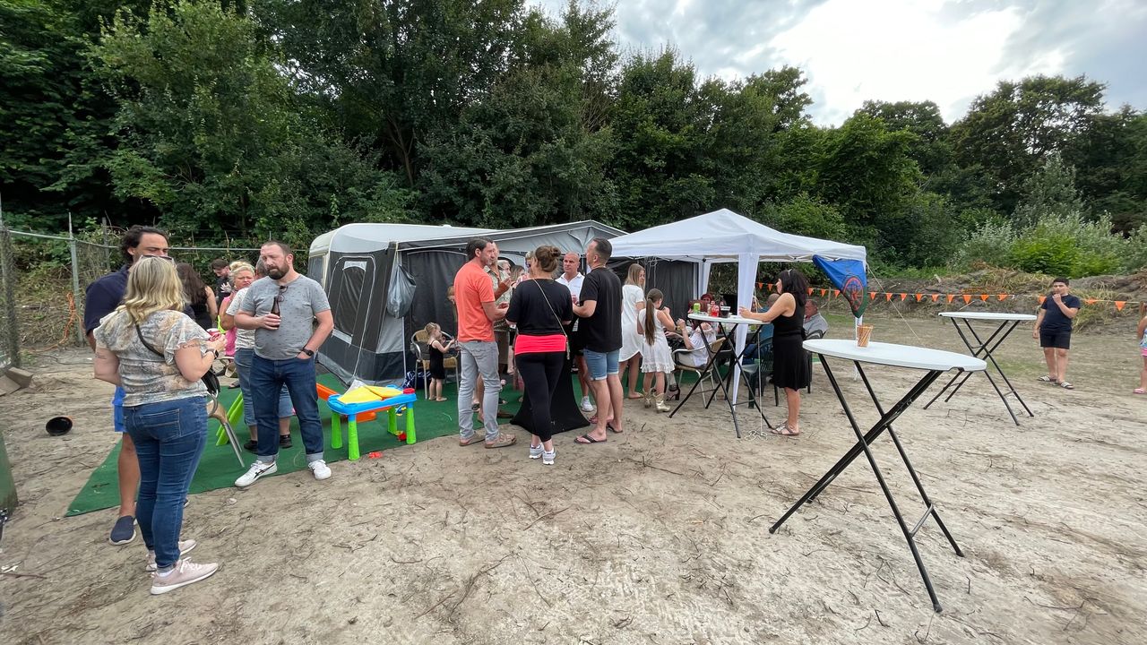 De buurtborrel direct naast het kamp (foto: Raymond Merkx).