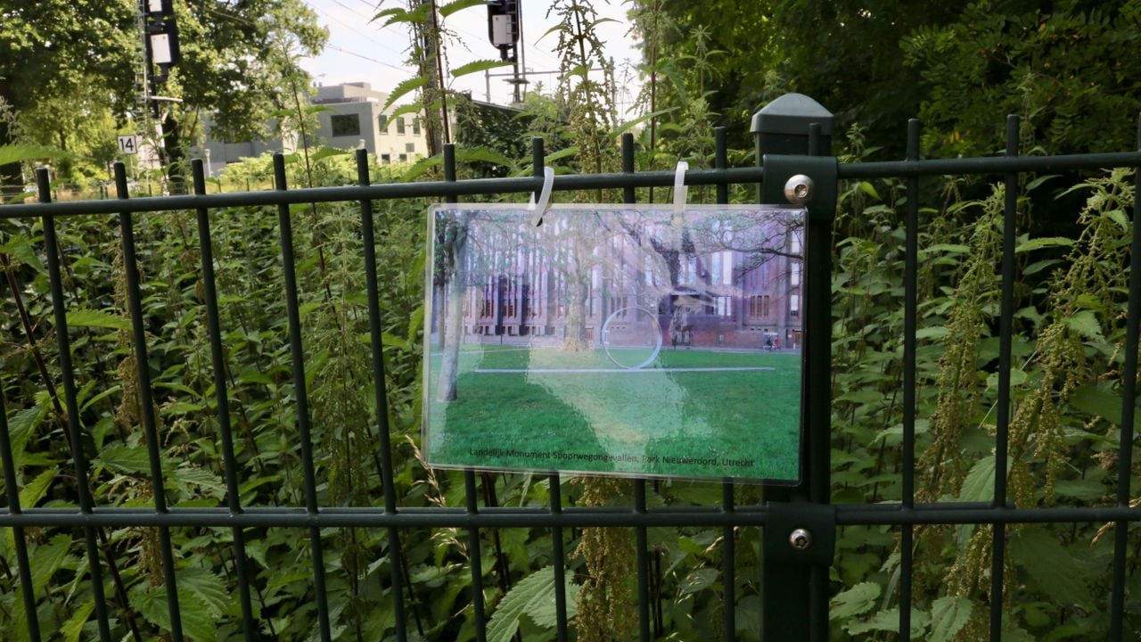 De monumenten langs het spoor kunnen herinneringen oproepen bij machinisten (foto: Lobke Kapteijns).
