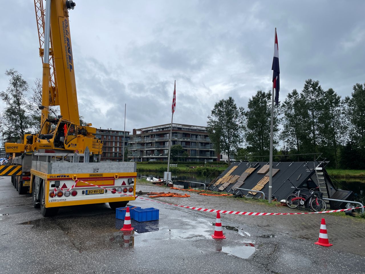 De boot wordt met een kraan uit het water gehaald (foto: Rene van Hoof).