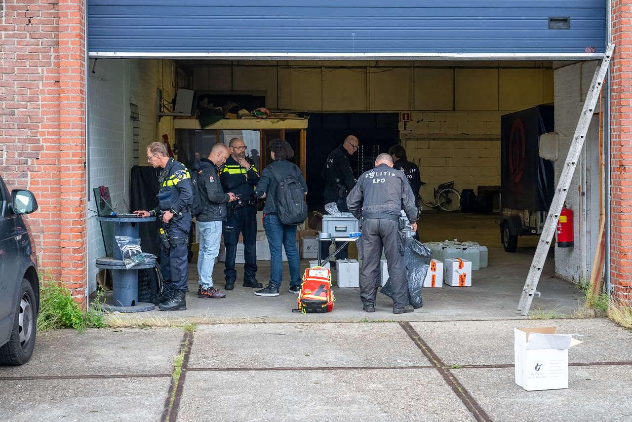 De jerrycans werden door de politie onderzocht (foto: SQ Vision/Iwan van Dun).
