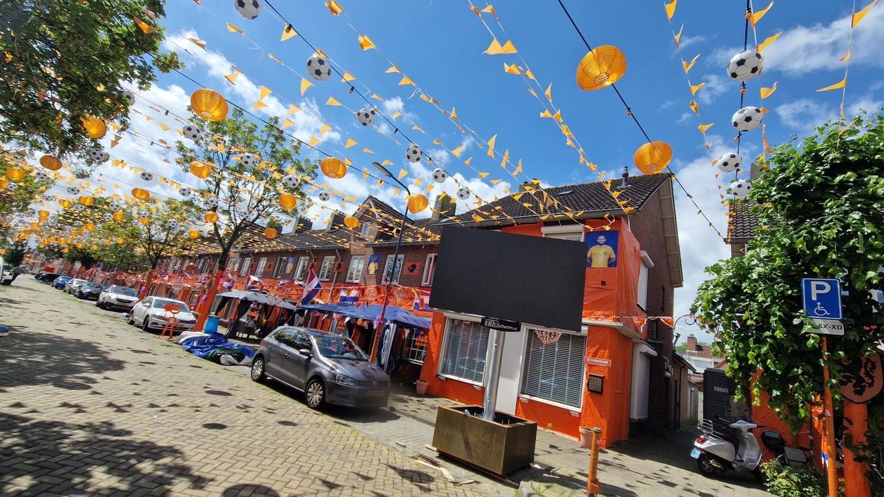 In de Ahornstraat in Breda is alles oranje (foto: Omroep Brabant).