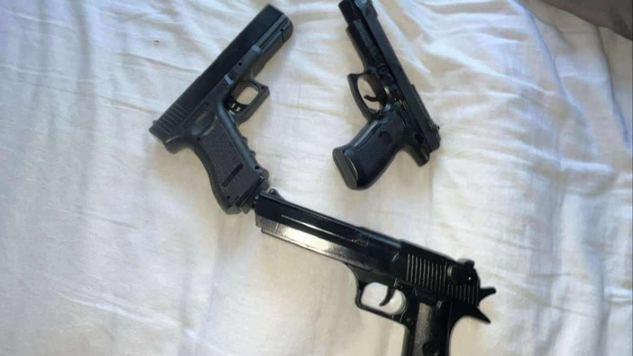 De foto van de pistolen die de kinderen kregen.