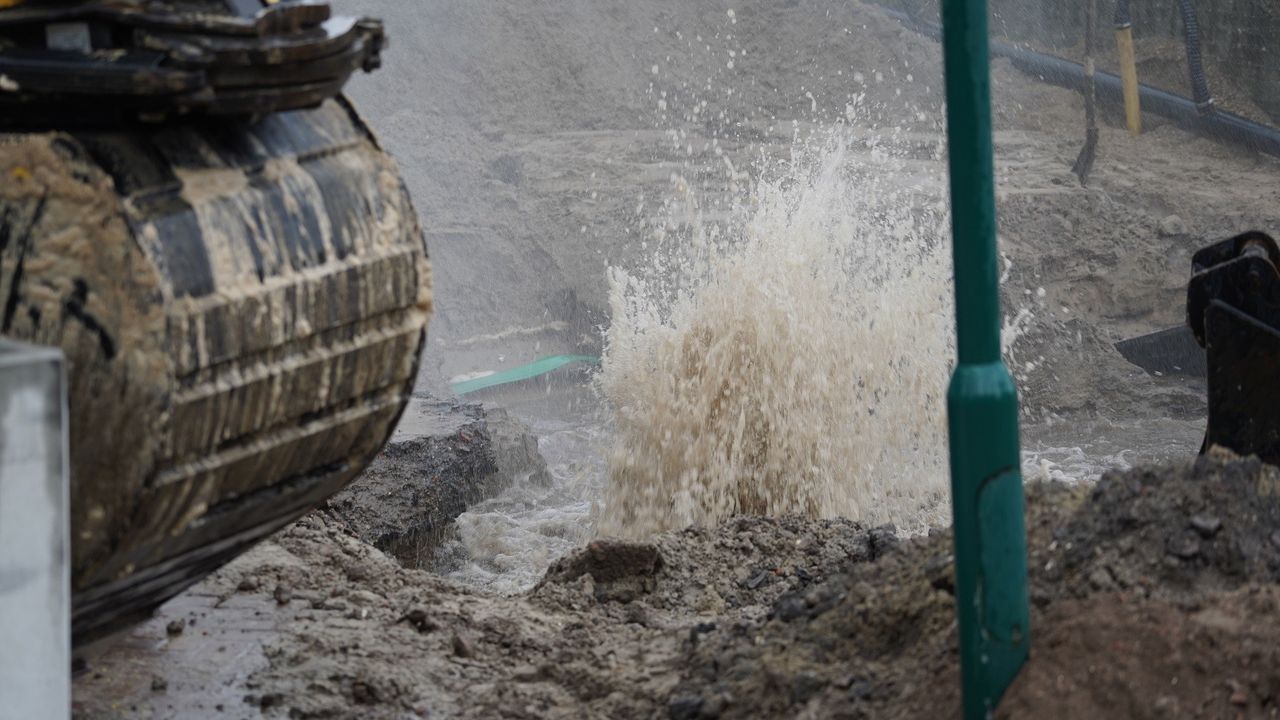 Het gas dat ontsnapt, spuit al het water omhoog (foto: Jeroen Stuve/SQ Vision). 