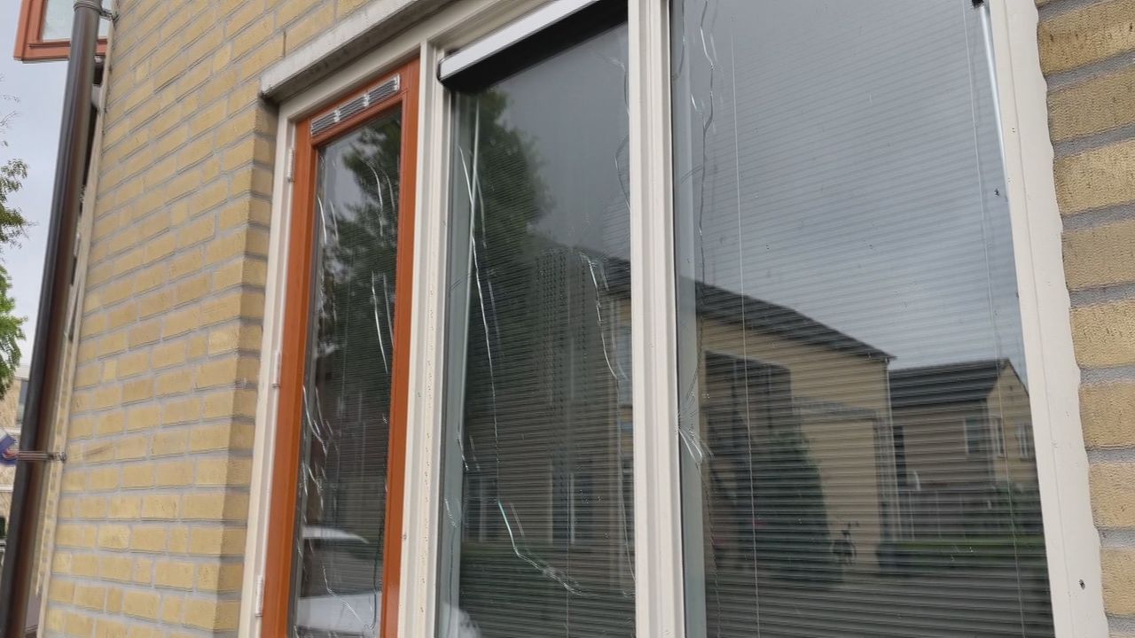 De ruiten van Nussy zijn gesprongen door de brand.