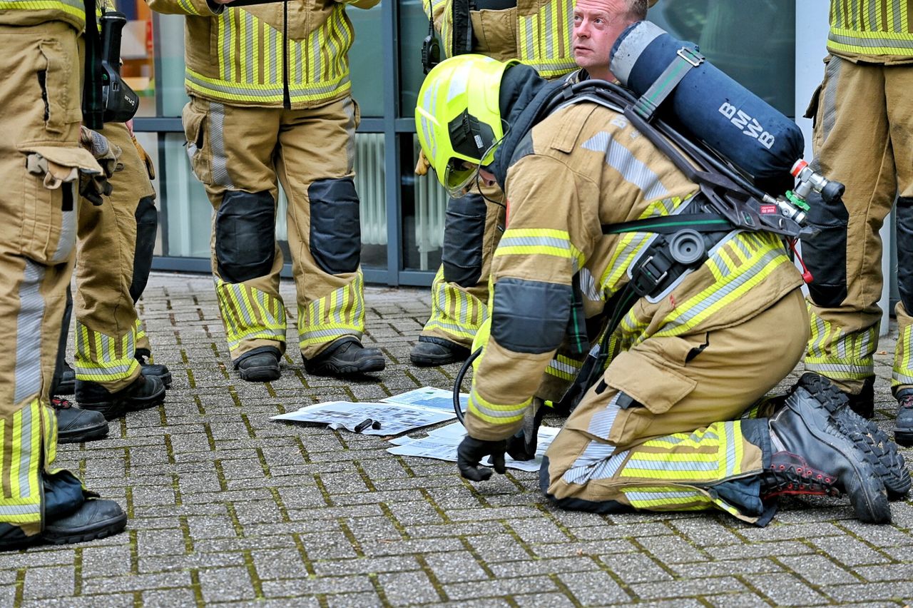 De brandweer bestudeert het pand (foto: Toby de Kort/SQ Vision)