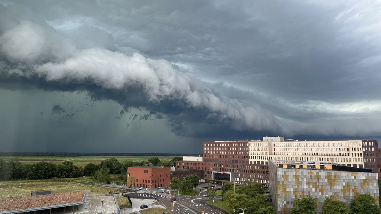 Achter de wolk barsten de buien pas echt los, zoals hier in Den Bosch (foto: Lianne Verhoeven)