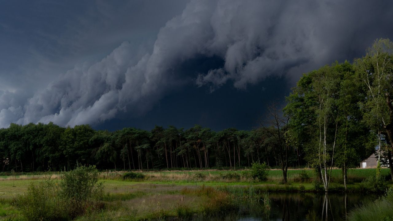 Een pikzwarte lucht boven Baarle-Nassau (foto: Diana van Hoof)