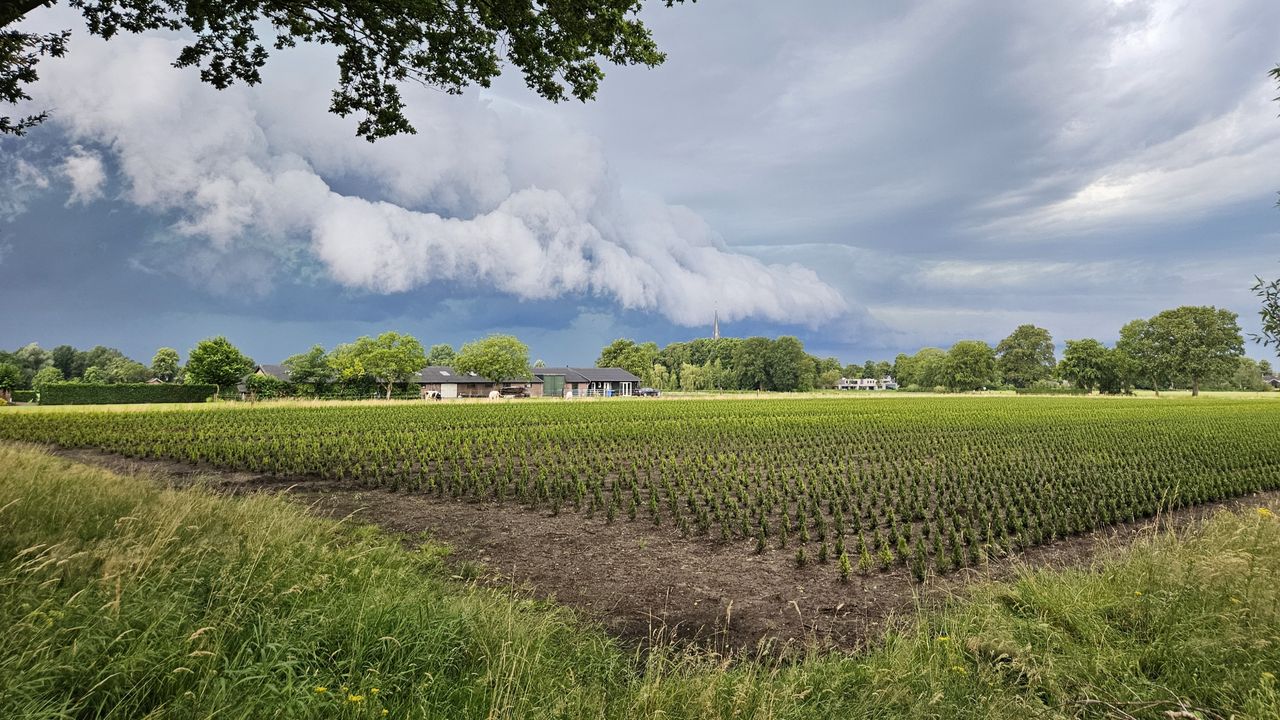 Naderend noodweer in Haaren (foto: Liesbeth van Herk).