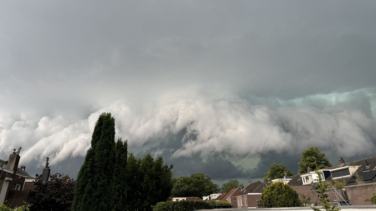 Een witte, grijze en groene lucht in Tilburg (foto: Ted de Roo).
