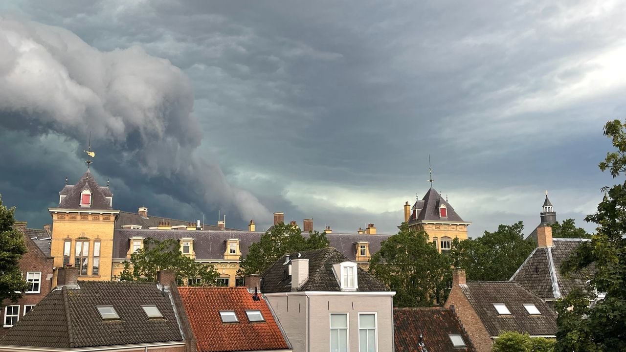Wolken en het centrum van Den Bosch, vastgelegd vanaf tweehoog (foto: Sander).