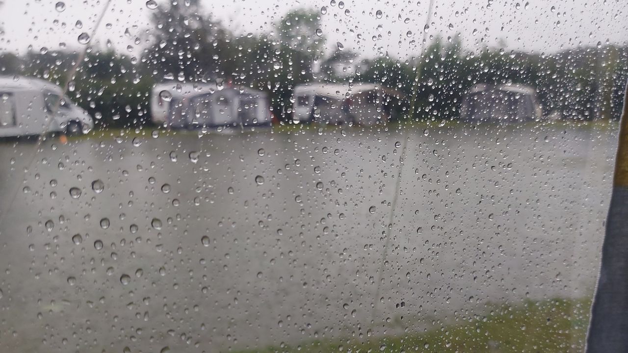 Camping de Aanloop in Lage Mierde ligt nu aan de kust, Jolanda zit inmiddels binnen (foto: Jolanda van Dongen).