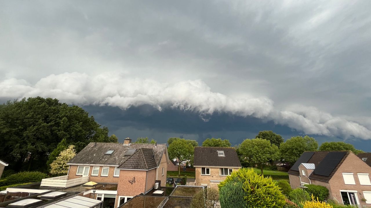 Nog een wolk, nog een zolder, zomaar in Schaijk (fotograaf onbekend).