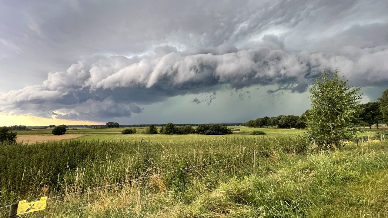 Claudia mailt ons dat iedereen zei dat ze deze foto's vanuit Vlijmen moest sturen, wie zijn wij dan om ze niet te plaatsen.. (foto: Claudia van den Heuvel).