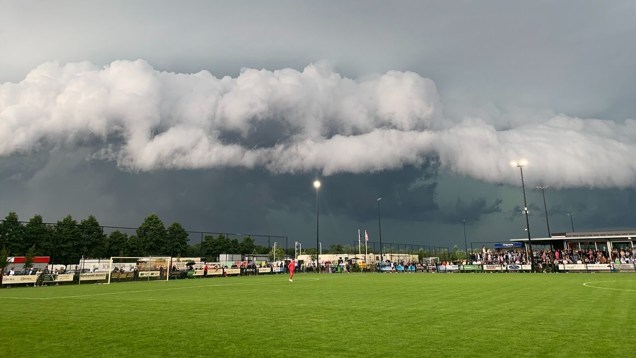 Het zal niemand verbazen dat de wedstrijd tussen Willem II en Quick Boys in Oisterwijk dinsdagavond niet is uitgespeeld (foto: Joep Staats).