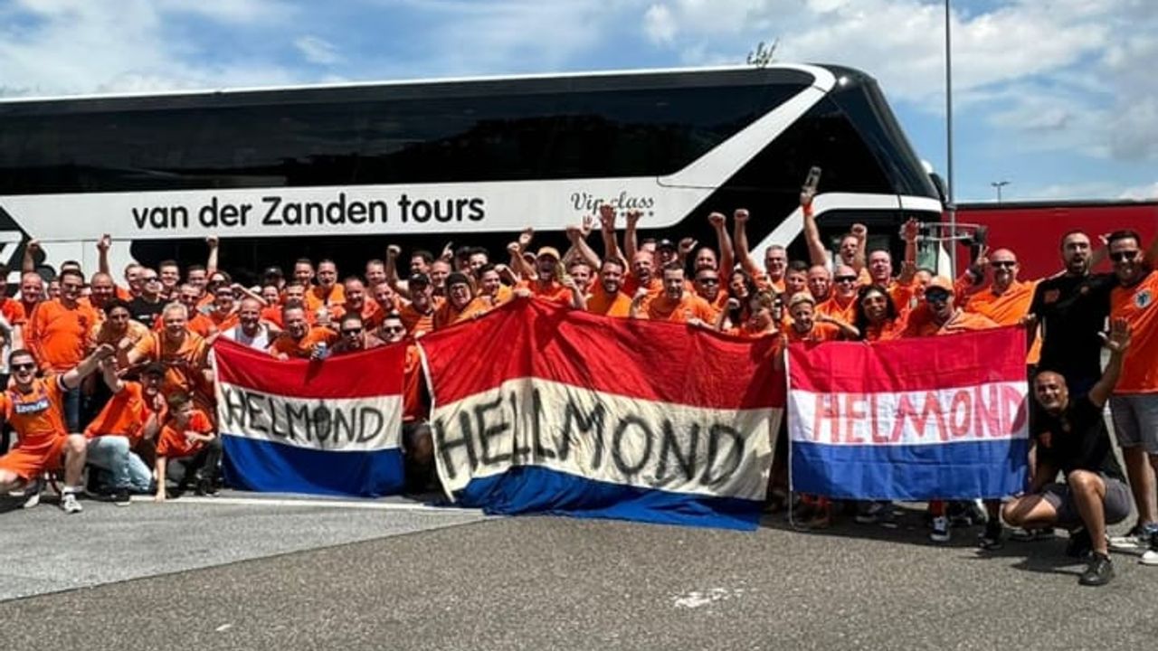 Met twee bussen reden ze van Helmond naar Dortmund (foto: Jamel Tijani).