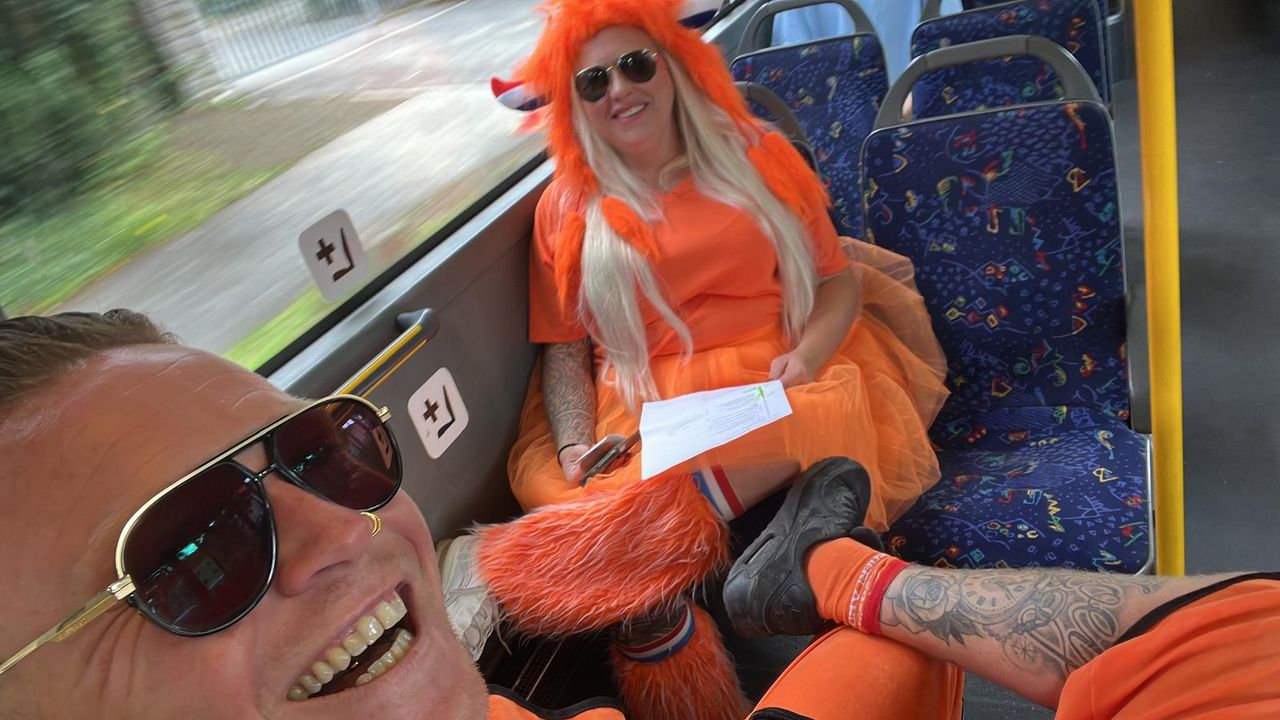 Ilona en haar vriend zaten als echte Oranjefans in de trein (foto: Ilona van Ommen).