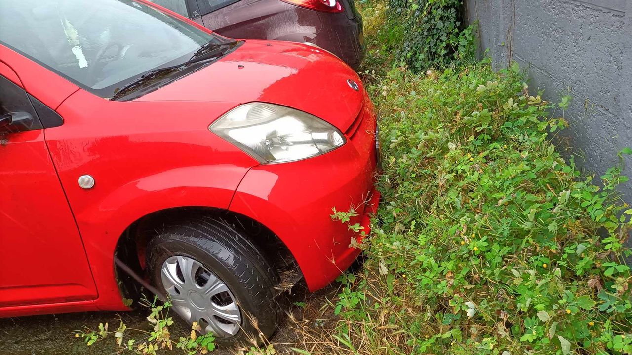 Deze auto staat al twee jaar in Helmond (foto: buurtpreventie Weverspoort).