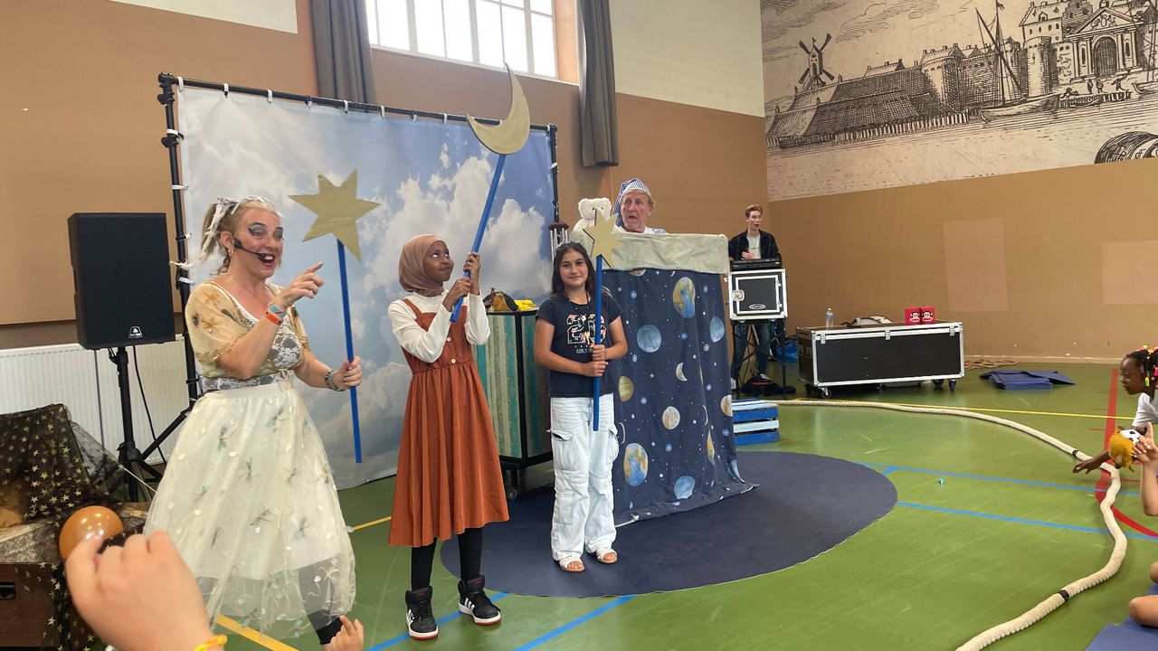 Rimas (rechts) straalt wanneer ze naar voren wordt geroepen (foto: Omroep Brabant).