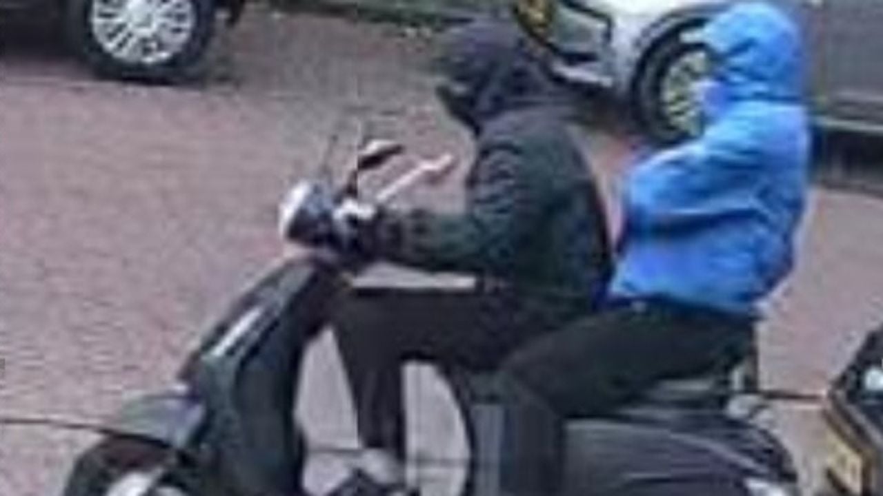 De dader en hanglanger op een scooter (foto: Politie).