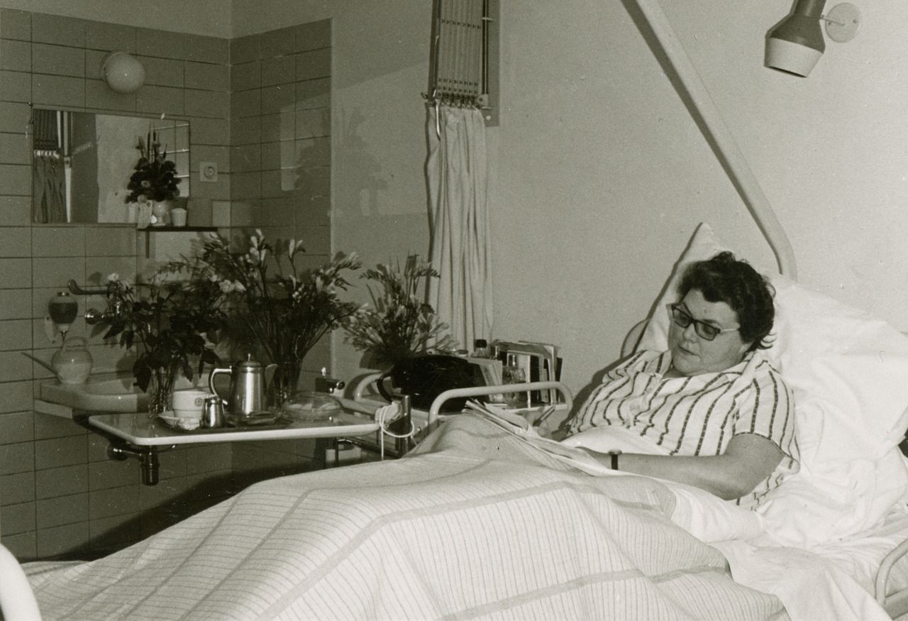 Ria in het ziekenhuis (foto: Regionaal Archief Tilburg).