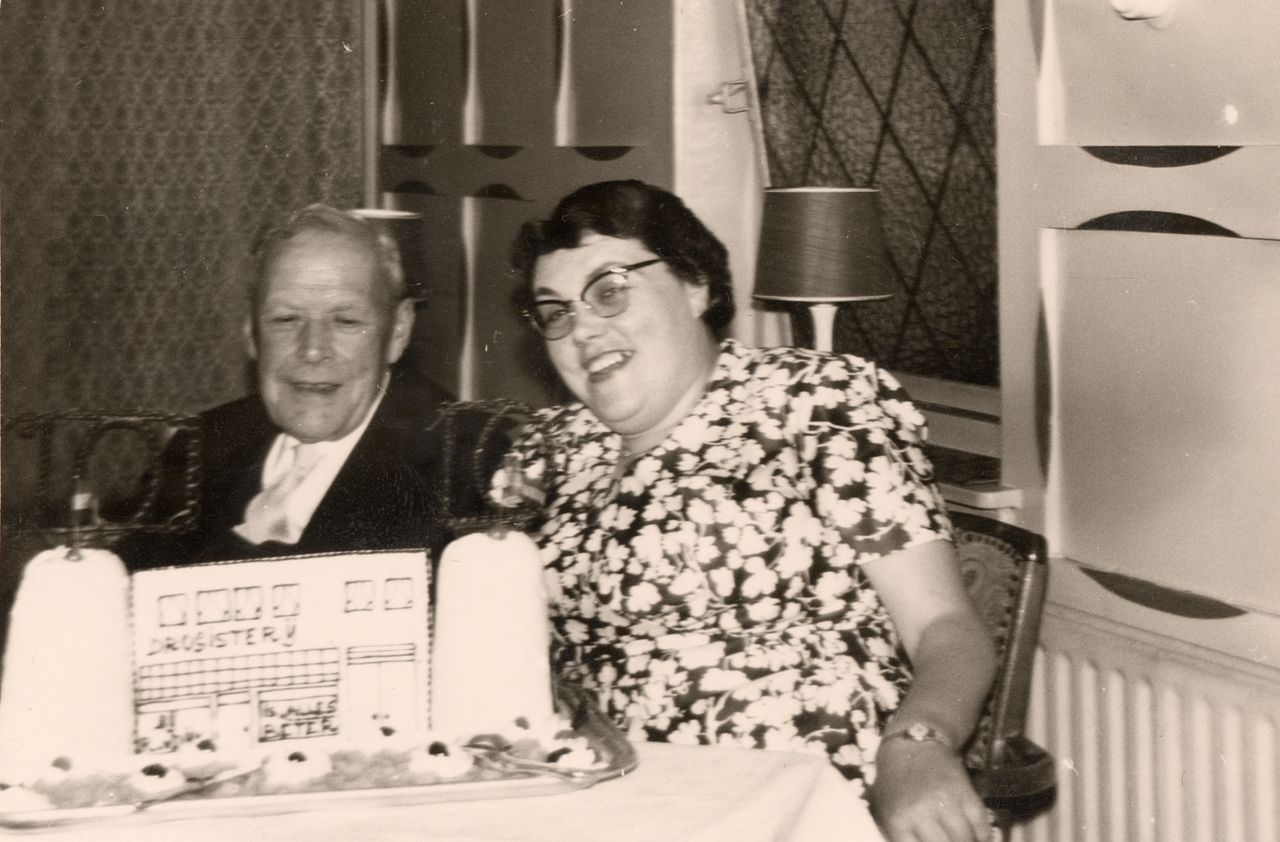 Ria van Dijk in haar drogisterij (foto: Regionaal Archief Tilburg).