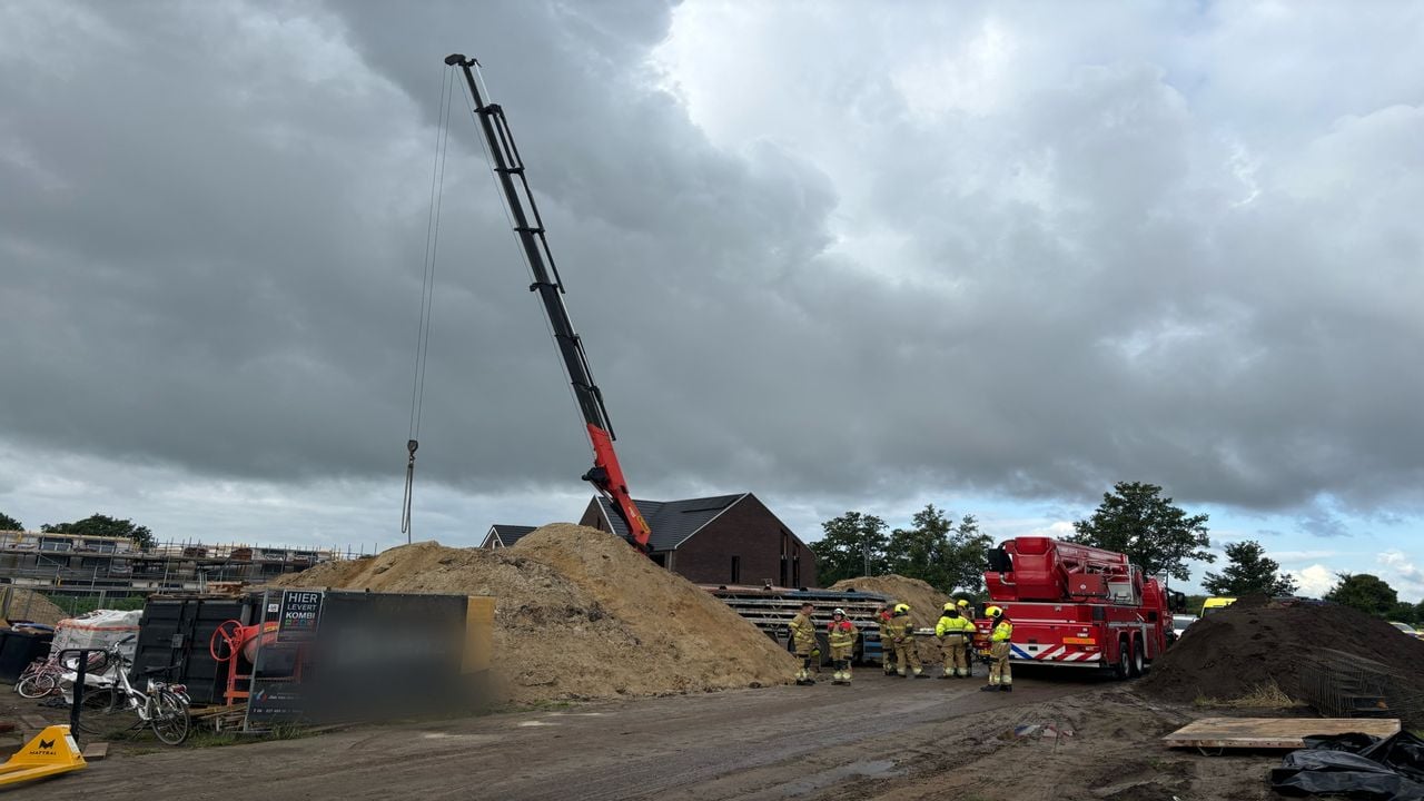 Er wordt onder meer met een kraan gewerkt (foto: SQ Vision/Marco van den Broek).