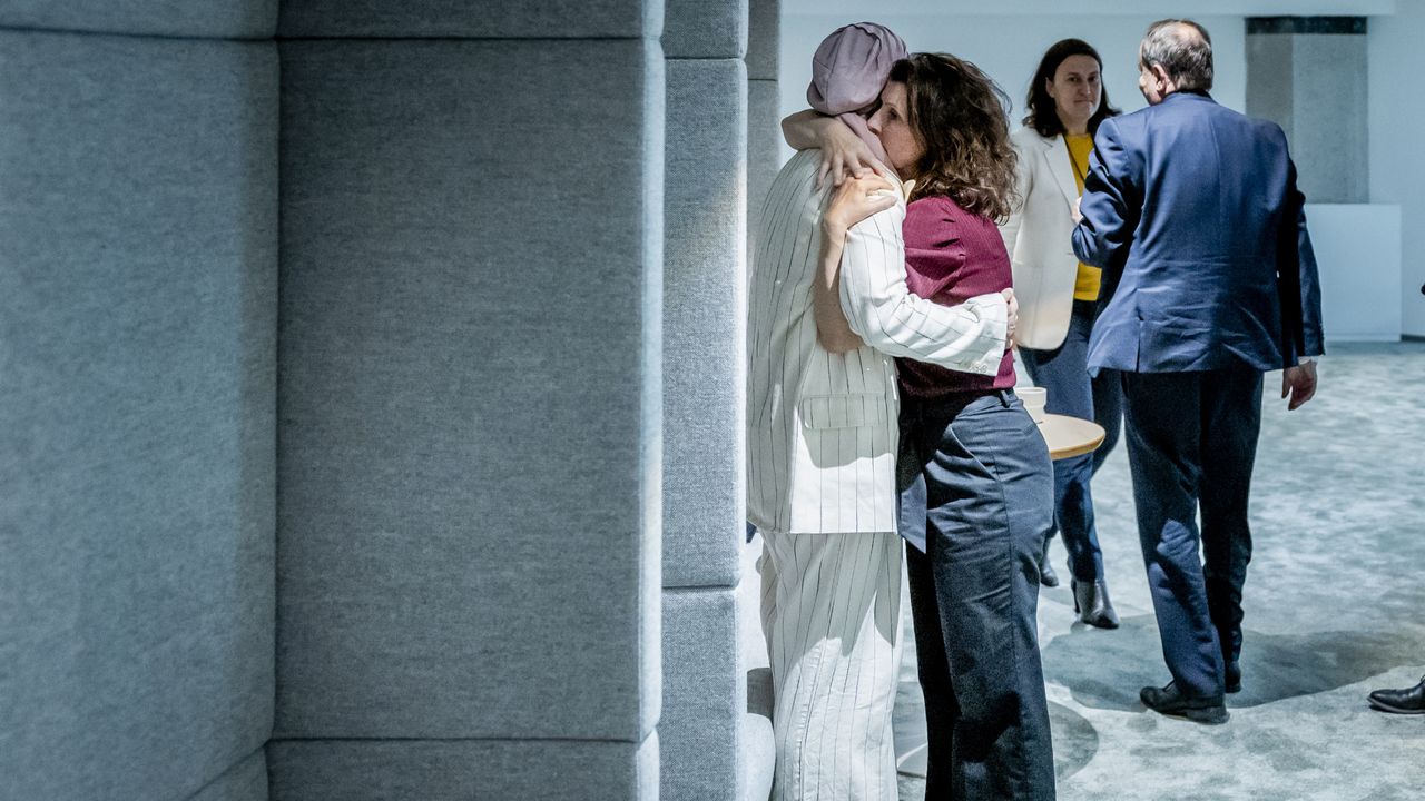 Esmah Lahlah werd buiten de plenaire zaal omhelsd door Esther Ouwehand van de Partij voor de Dieren (foto: ANP).