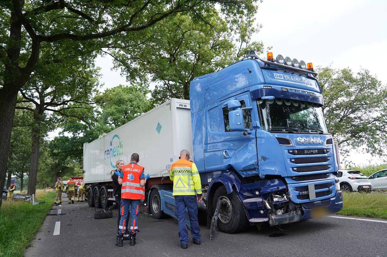 De vrachtauto kon ook niet verder rijden (foto: SQ Vision/Bart Meesters).