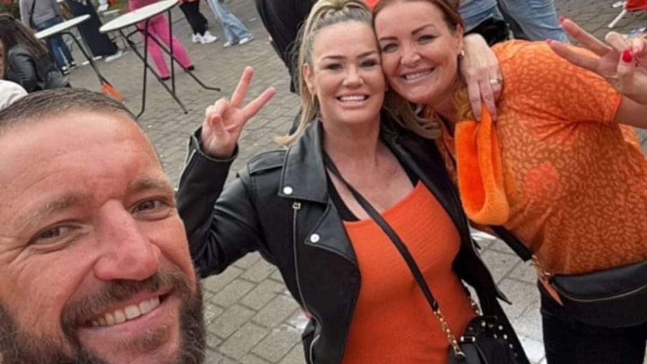 Bianca (midden) op het oranjefeestje van vrienden en familie voordat ze de boete kreeg (foto: Bianca Grootbleumink).