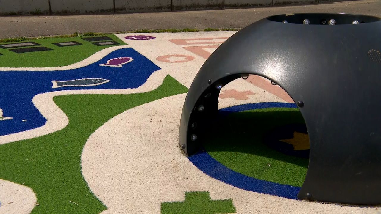 De koepel is het middelpunt van het speeltoestel.