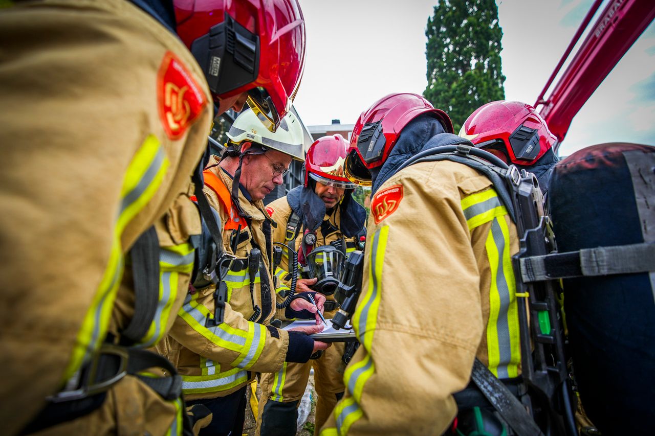 De brandweer voert overleg (foto: SQ Vision).